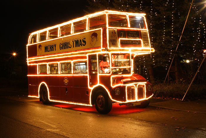 Photo d'un bus aux couleurs de Noël