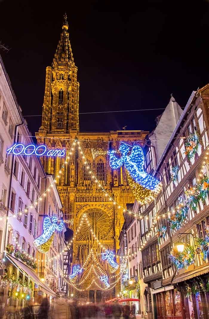 Après le trajet en autocar à Strasbourg, visitez la cathédrale décorée