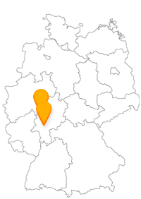 Auf der Städtetour mit dem Fernbus Frankfurt Marburg sehen Sie die Alte Universität und die Hauptwache.