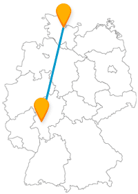 Die Reise mit dem Fernbus von Frankfurt nach Kiel verbindet Märkte und namhafte Gebäude.
