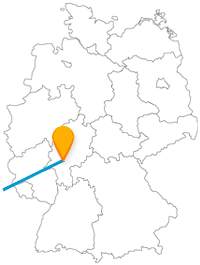 Verbinden Sie mit der Fahrt im Fernreisebus zwischen Frankfurt und Paris zwei lebhafte Metropolen.